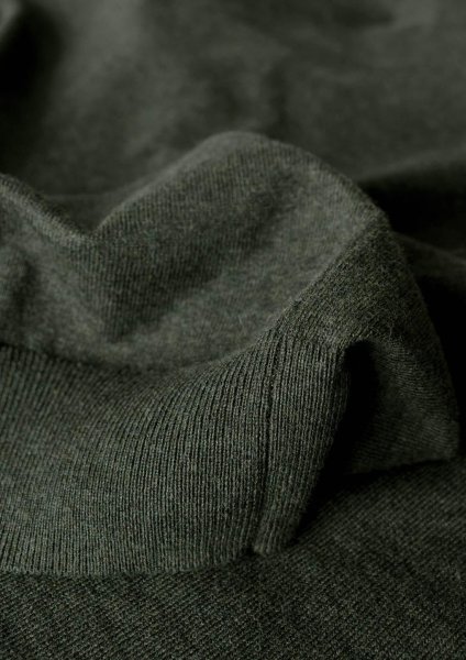 Zoom bild av Elegant round neck, olive