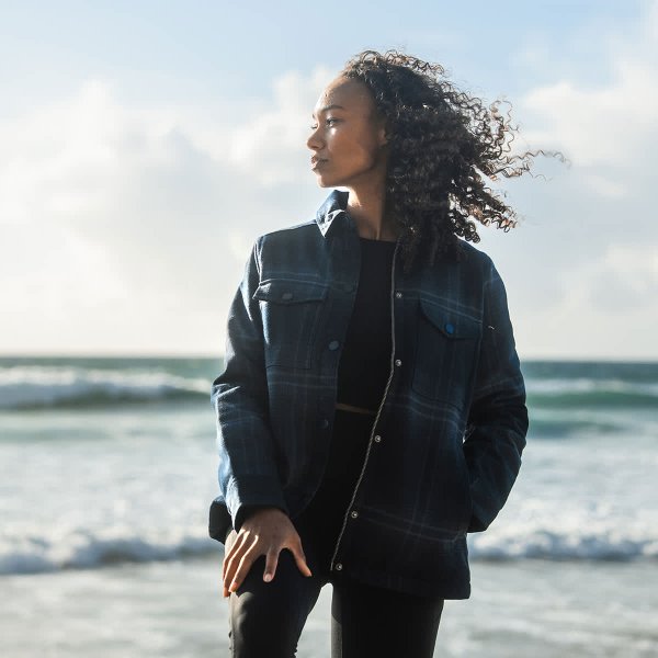 Zoom bild av Women's Highland Sherpa Lined Plaid Jacket, midnight/dusk